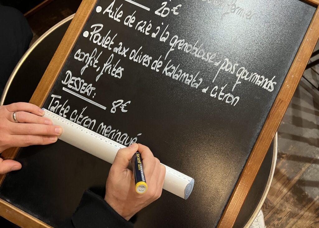 手書きで几帳面に毎日黒板に書かれる、その日のおすすめ料理。昼から夜までノンストップで食事ができる。 川村明子 サンドイッチ | 手書きで几帳面に毎日黒板に書かれる、その日のおすすめ料理。昼から夜までノンストップで食事ができる。 手書きで几帳面に毎日黒板に書かれる、その日のおすすめ料理。昼から夜までノンストップで食事ができる。 川村明子 サンドイッチ