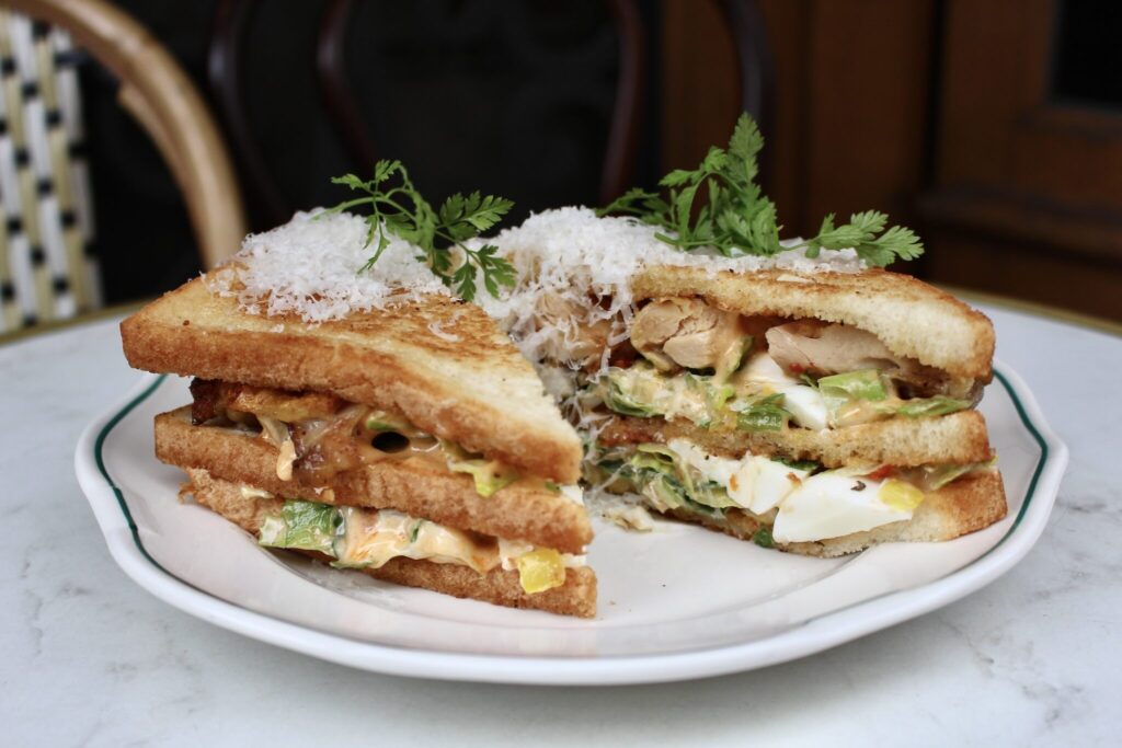 本誌連載で紹介したクラブサンド。表面はカリッとしながら、中はふわっとしたパンの焼き加減がうれしい。お昼のサービス前にとる賄いに、スタッフからリクエストされることも多いそう。 川村明子 サンドイッチ | 本誌連載で紹介したクラブサンド。表面はカリッとしながら、中はふわっとしたパンの焼き加減がうれしい。お昼のサービス前にとる賄いに、スタッフからリクエストされることも多いそう。 本誌連載で紹介したクラブサンド。表面はカリッとしながら、中はふわっとしたパンの焼き加減がうれしい。お昼のサービス前にとる賄いに、スタッフからリクエストされることも多いそう。 川村明子 サンドイッチ