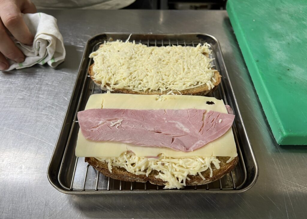 クロック・マダムは、上下ばらした状態でオーブンに入れて焼く。お皿に盛る段階で、上下を合わせる。 川村明子 サンドイッチ | クロック・マダムは、上下ばらした状態でオーブンに入れて焼く。お皿に盛る段階で、上下を合わせる。 クロック・マダムは、上下ばらした状態でオーブンに入れて焼く。お皿に盛る段階で、上下を合わせる。 川村明子 サンドイッチ | クロック・マダムは、上下ばらした状態でオーブンに入れて焼く。お皿に盛る段階で、上下を合わせる。