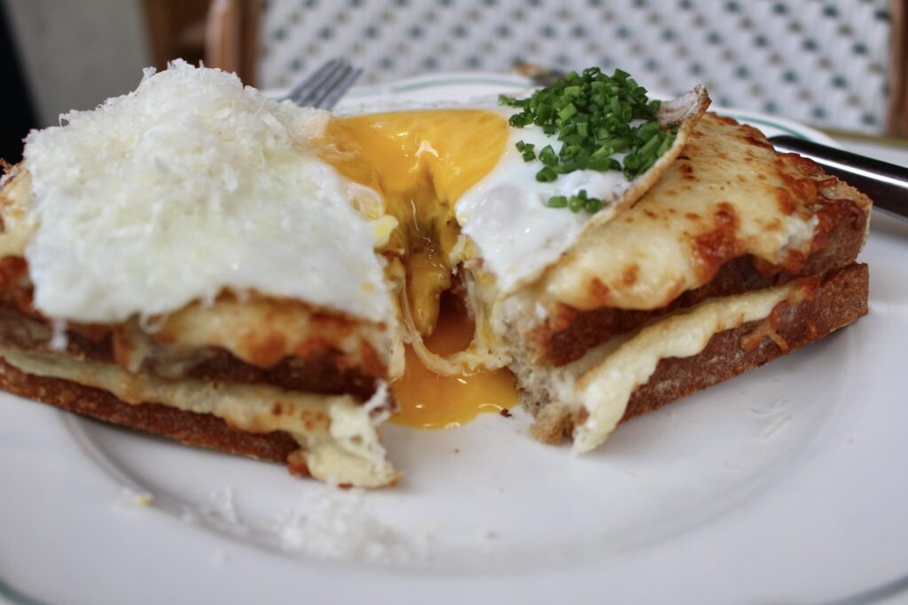 朝食メニューには、クロック・ムッシュがなくて、クロック・マダムだけがあるのは、そうか卵を食べるためか!と、流れ出た黄身のおいしさを享受しながら理解した。 川村明子 サンドイッチ | 朝食メニューには、クロック・ムッシュがなくて、クロック・マダムだけがあるのは、そうか卵を食べるためか!と、流れ出た黄身のおいしさを享受しながら理解した。 朝食メニューには、クロック・ムッシュがなくて、クロック・マダムだけがあるのは、そうか卵を食べるためか!と、流れ出た黄身のおいしさを享受しながら理解した。 川村明子 サンドイッチ | 朝食メニューには、クロック・ムッシュがなくて、クロック・マダムだけがあるのは、そうか卵を食べるためか!と、流れ出た黄身のおいしさを享受しながら理解した。