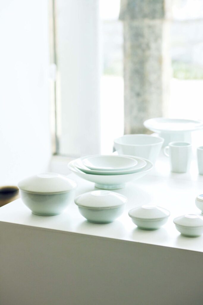 土の手触りと白磁の美しさを感じるクラフトショップ『工藝長生壺』へ。