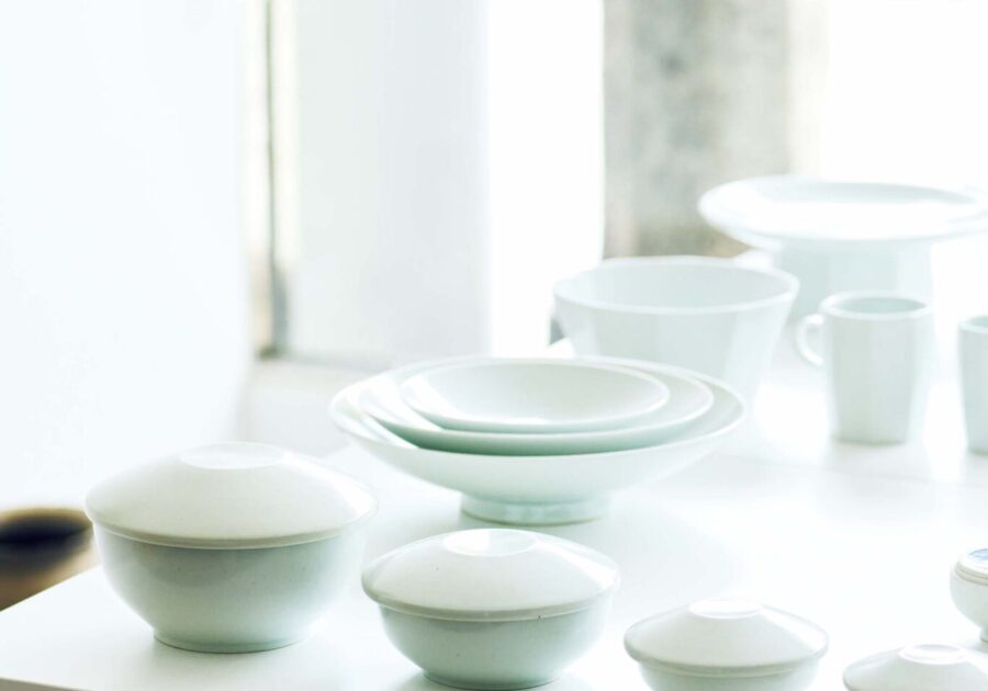 土の手触りと白磁の美しさを感じるクラフトショップ『工藝長生壺』へ。 | 李氏朝鮮で作られた白い釉薬を用い、朝鮮白磁の白をテーマにした作品を作り続けるキム・サンインの器が並ぶ。