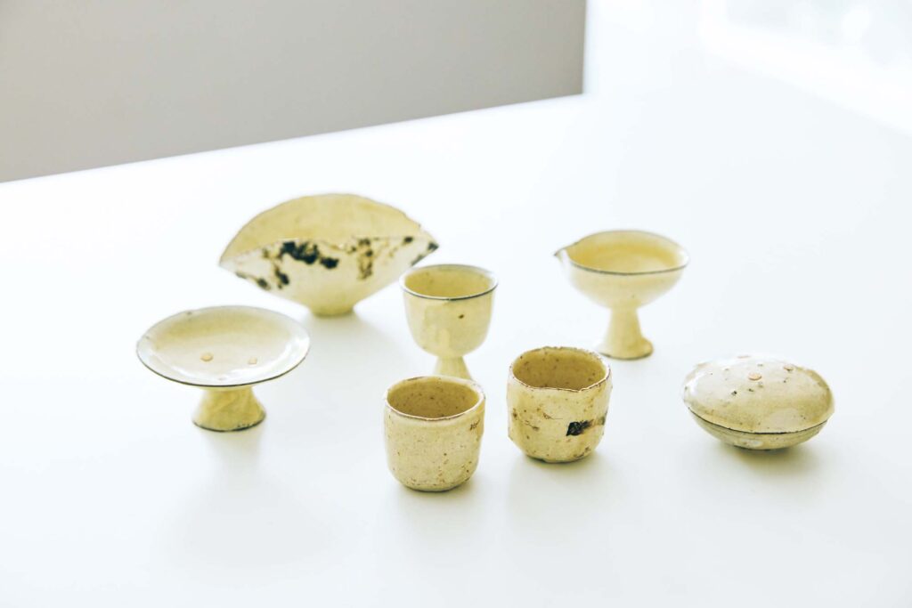 土の手触りと白磁の美しさを感じるクラフトショップ『工藝長生壺』へ。 | 企画展も人気で、
取材時はウン・ソンミンの個展を開催していた。手びねりならではの形が特徴の作家だ。