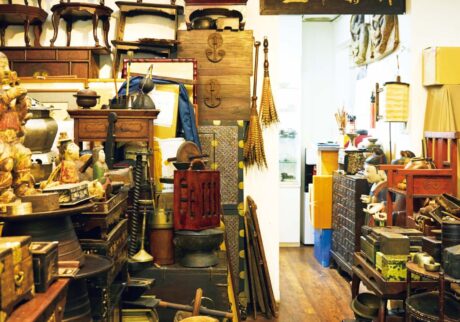 韓国の歴史と歩む上質な骨董に出会えるソウル・仁寺洞 (インサドン) の『ギャラリー 千宝舎』へ。 | 積み上げられた宝の山。民家で使われていたものから、貴族の小物まで多様なジャンルの骨董が揃っている。