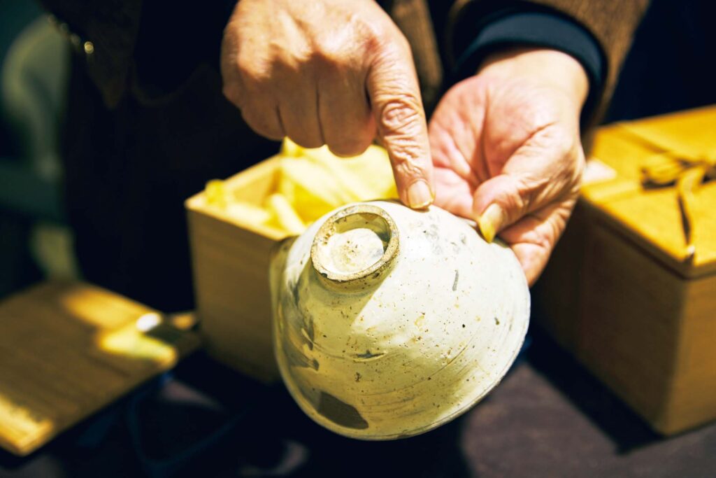 韓国の歴史と歩む上質な骨董に出会えるソウル・仁寺洞 (インサドン) の『ギャラリー 千宝舎』へ。 | 豊臣秀吉の時代に茶道具として使われていた宝城茶碗。朝鮮で作られ、日本に送られていたという。その時代の粉引茶碗。