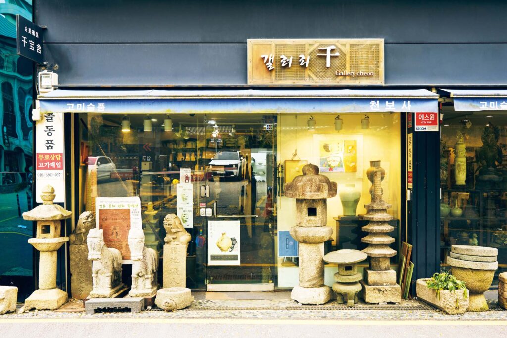 韓国の歴史と歩む上質な骨董に出会えるソウル・仁寺洞 (インサドン) の『ギャラリー 千宝舎』へ。 | 仁寺洞のメイン通りから、横に入った通りに位置する。