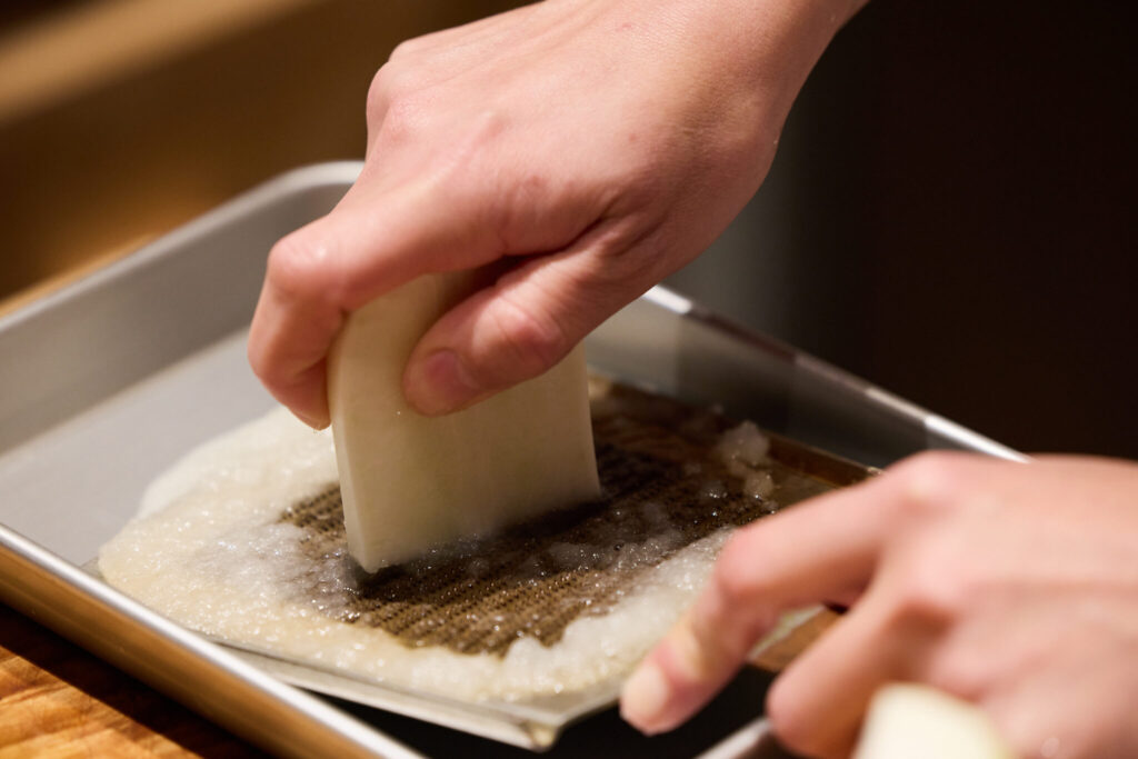 ふわふわと、ごろごろ。二種類の大根おろしで楽しむ酒粕鍋。