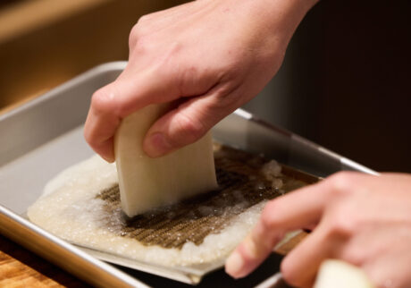 ふわふわと、ごろごろ。二種類の大根おろしで楽しむ酒粕鍋。