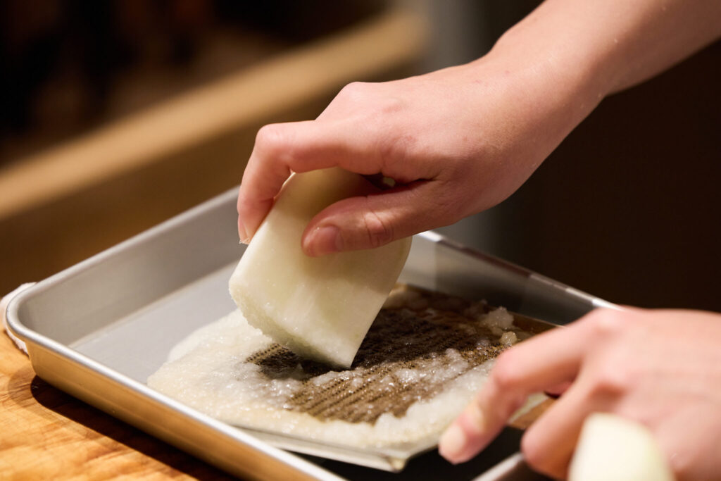 ふわふわと、ごろごろ。二種類の大根おろしで楽しむ酒粕鍋。