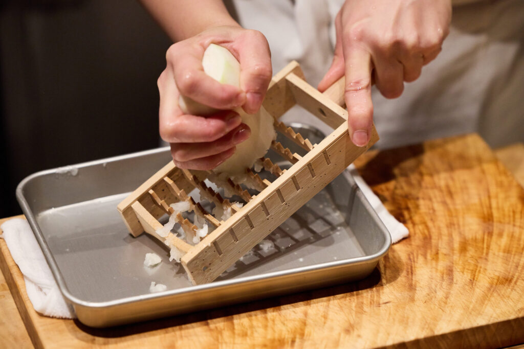ふわふわと、ごろごろ。二種類の大根おろしで楽しむ酒粕鍋。