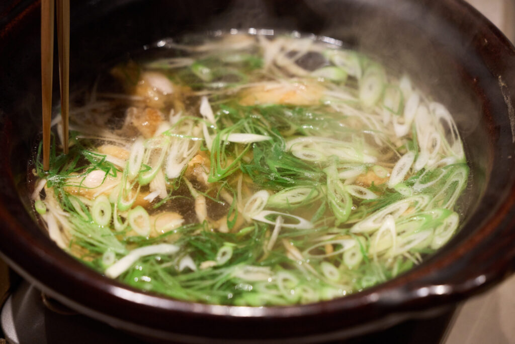 ふわふわと、ごろごろ。二種類の大根おろしで楽しむ酒粕鍋。 | ⑤好みでしゃぶしゃぶしながら、薬味を添えつつ、鍋を楽しむ。