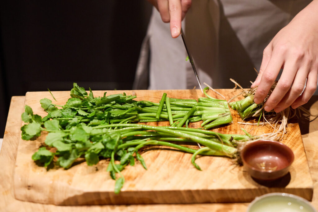 セリの元を切り落とし、葉と根を分けて洗う (根が綺麗であれば根も使う) 。 ふわふわと、ごろごろ。二種類の大根おろしで楽しむ酒粕鍋。 | ②セリの元を切り落とし、葉と根を分けて洗う（根が綺麗であれば根も使う）。