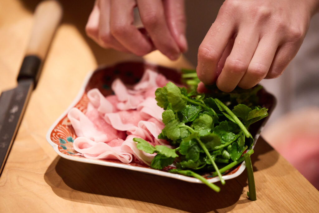 葉は4cmほどに切り、 豚しゃぶ肉と一緒に皿に盛る。 ふわふわと、ごろごろ。二種類の大根おろしで楽しむ酒粕鍋。 | ③葉は4cmほどに切り、 豚しゃぶ肉と一緒に皿に盛る。