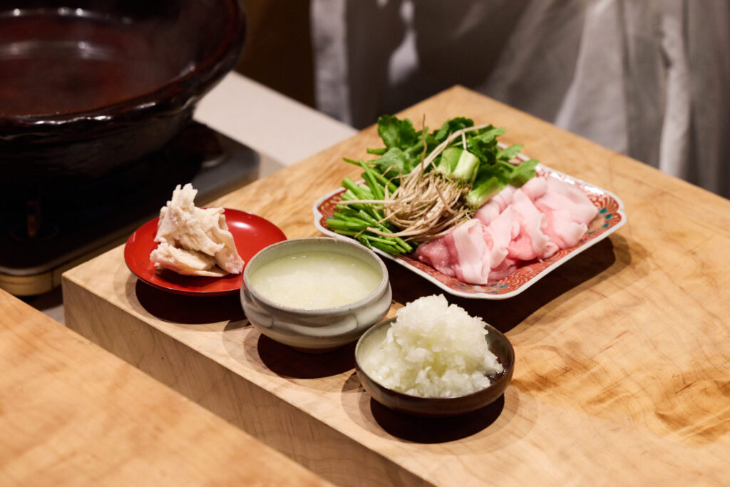 二種類の大根おろしを、先ほどの要領でおろす。 葉元の、甘みのある部分は、雪おろしに使う。 大根の汁が、鍋のだしに深みを加えてくれる。 ふわふわと、ごろごろ。二種類の大根おろしで楽しむ酒粕鍋。 | ①二種類の大根おろしを、先ほどの要領でおろす。 葉元の、甘みのある部分は、雪おろしに使う。 大根の汁が、鍋のだしに深みを加えてくれる。