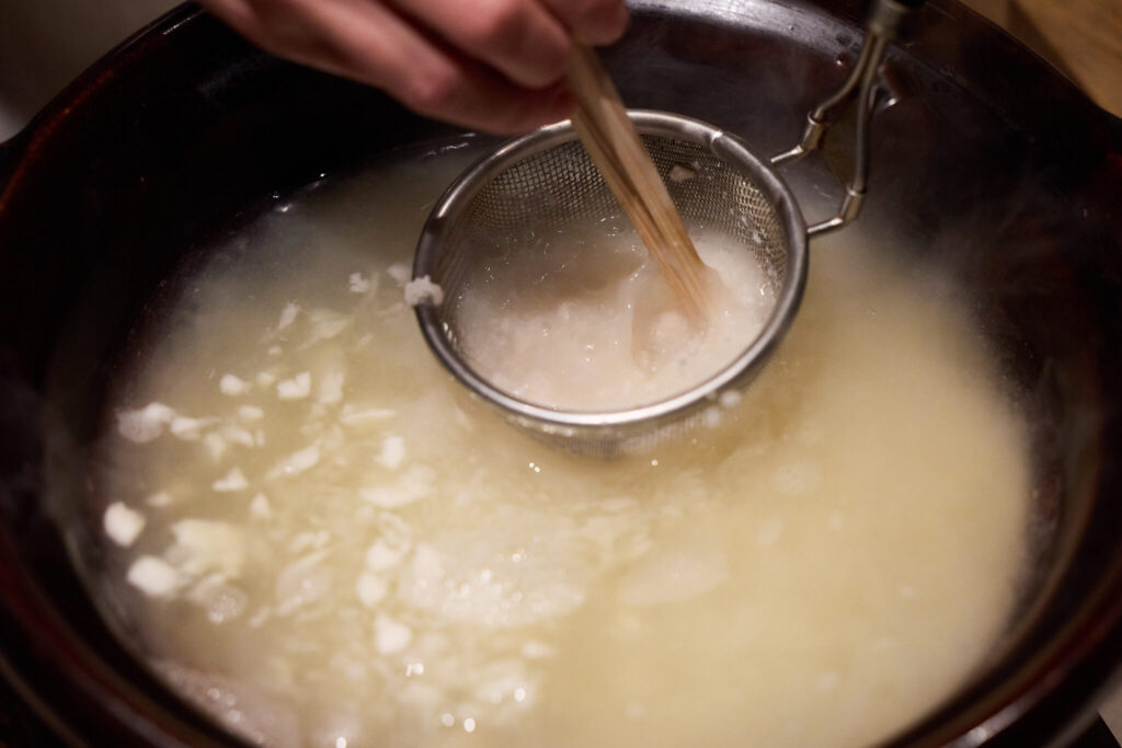 ふわふわと、ごろごろ。二種類の大根おろしで楽しむ酒粕鍋。 | ④鍋にだしと2種類の大根おろしを入れて火にかける。 温まってきたら、酒粕を味噌を溶くような感覚で加える。 薄口醤油と塩で味を整えれば、鍋のベースが完成。