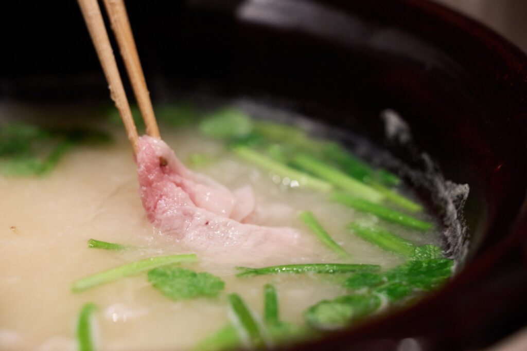 ふわふわと、ごろごろ。二種類の大根おろしで楽しむ酒粕鍋。