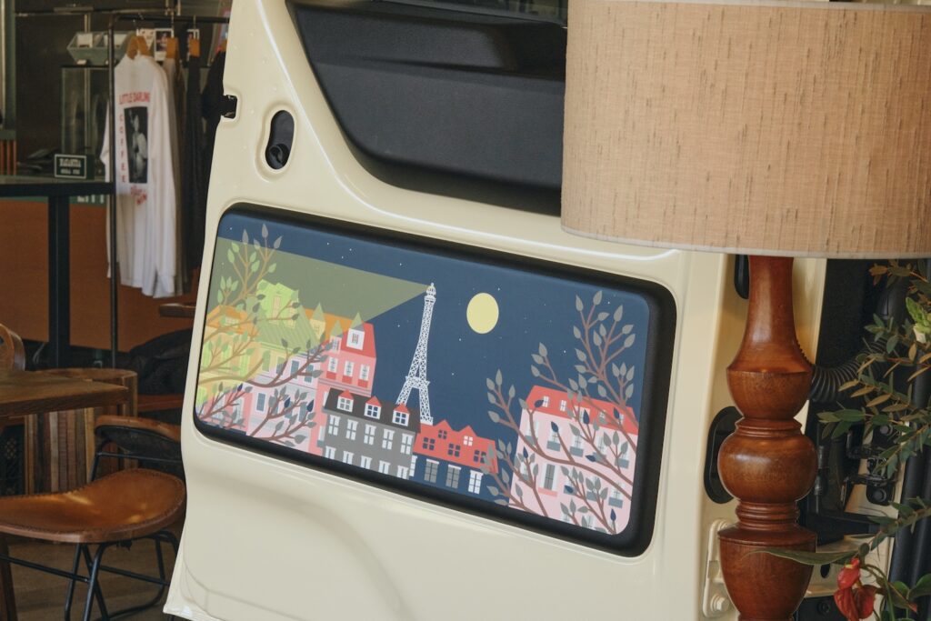 〈ルノー〉が提案する、自由な車の楽しみ方。多彩なアレンジが魅力の新型「グラン カングー」が登場。 | “アパルトマンから眺めるパリの風景”をテーマにイラストが描かれた「カングー デコパネル」。フランス人イラストレーター、ローランス・ベルツさんによる新デザイン。