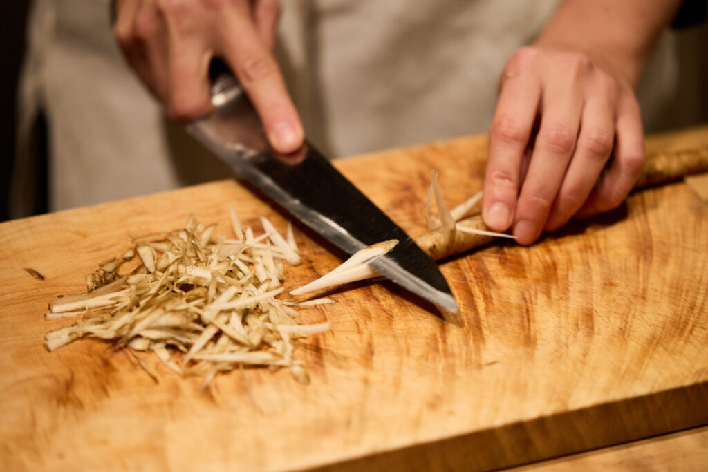 冬にぴったり、体を整える九条ねぎとごぼう鍋のレシピ。写真と文：原田アンナベル聖子 (『KOMB』シェフ＆オーナー) #2 | ②ごぼうは薄めの”ささがき”にし、水に落とす。