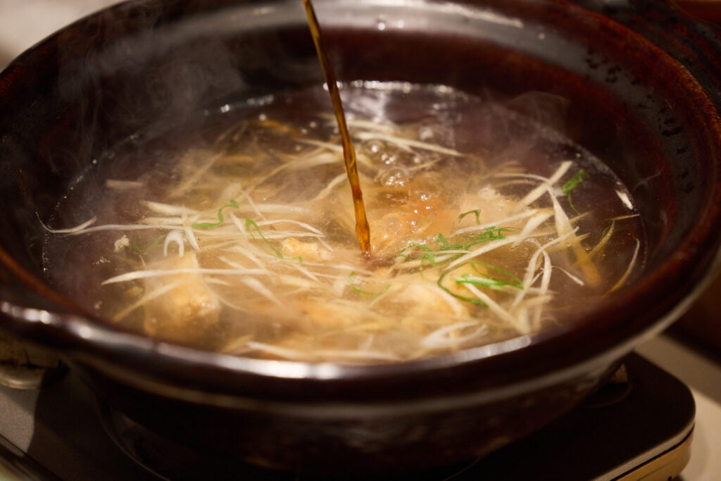 2025.12.17.komb1731冬にぴったり、体を整える九条ねぎとごぼう鍋のレシピ。写真と文：原田アンナベル聖子 (『KOMB』シェフ＆オーナー) #2 | ⑤鍋に出汁を入れ、水気を切ったごぼうを加える。 火にかけ、薄口醤油で味を整える。