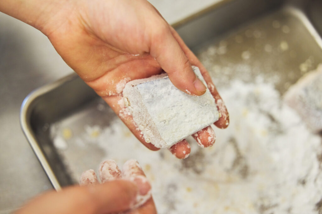 揚げ鰆の黒酢ダレ/おべんと屋さん〈75foods〉吉森なな子のレシピ帖 3 | 衣は付けてはたいてを繰り返して、薄く、まんべんなく。 揚げ鰆の黒酢ダレ/おべんと屋さん〈75foods〉吉森なな子のレシピ帖 3 | 衣は付けてはたいてを繰り返して、薄く、まんべんなく。