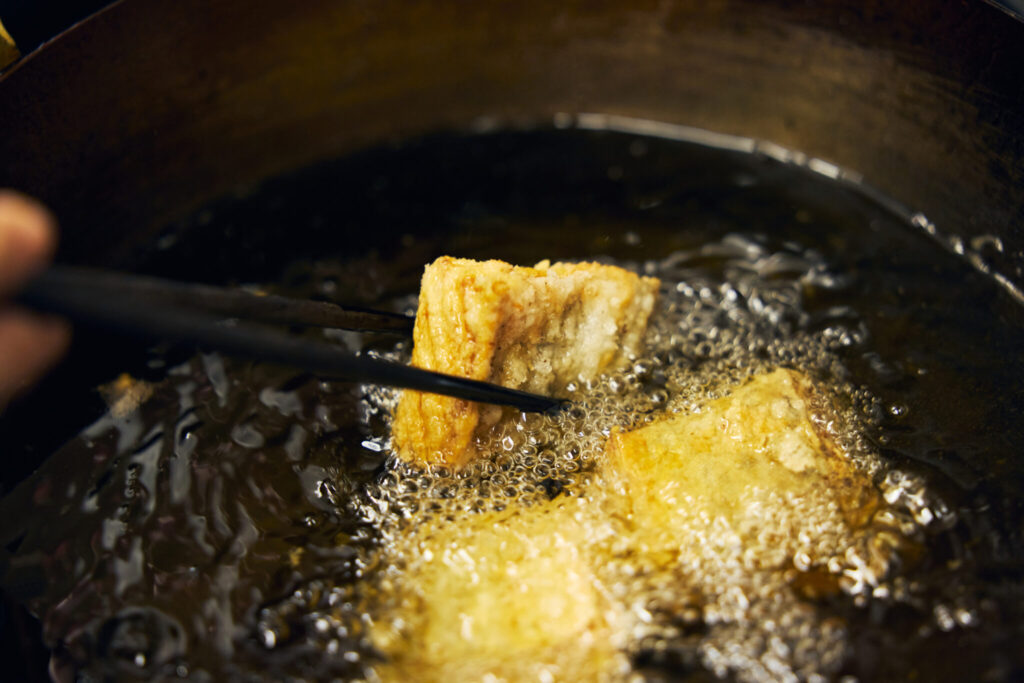 揚げ鰆の黒酢ダレ/おべんと屋さん〈75foods〉吉森なな子のレシピ帖 4 | 揚げ上がりの色はこんな感じ。 揚げ鰆の黒酢ダレ/おべんと屋さん〈75foods〉吉森なな子のレシピ帖 4 | 揚げ上がりの色はこんな感じ。