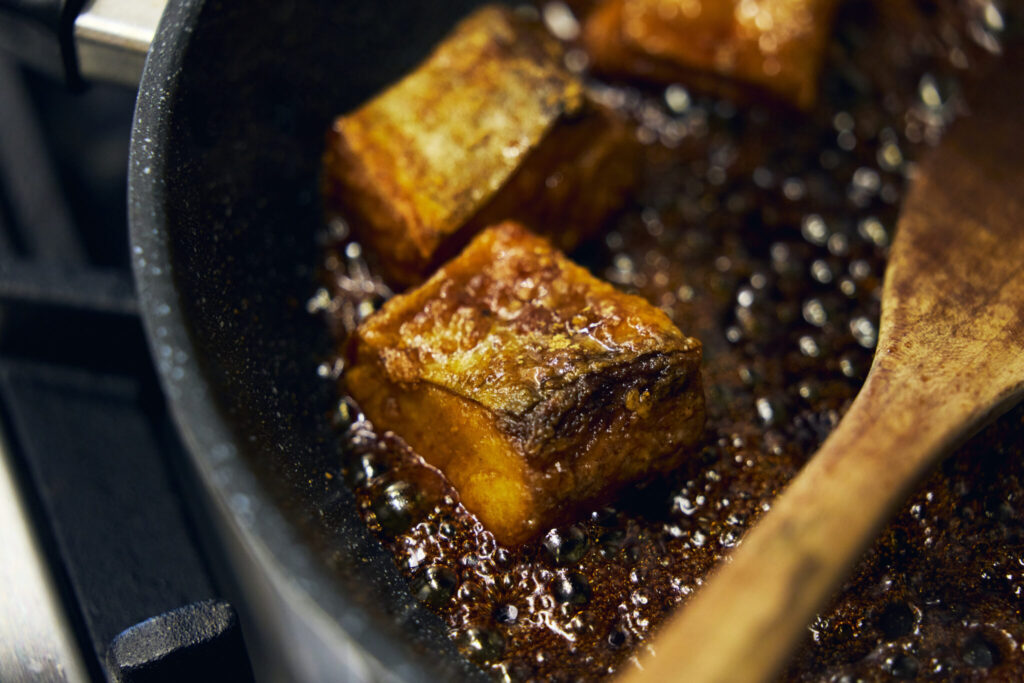 揚げ鰆の黒酢ダレ/おべんと屋さん〈75foods〉吉森なな子のレシピ帖 5 | 木べらを使いたい気持ちを抑えて、恐れずにフライパンを振る! 揚げ鰆の黒酢ダレ/おべんと屋さん〈75foods〉吉森なな子のレシピ帖 5