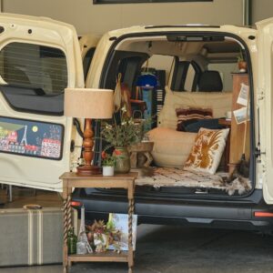 〈ルノー〉が提案する、自由な車の楽しみ方。車内空間を自在にアレンジできる、新型「グラン カングー」が登場。 | “遊べる空間”をコンセプトに生まれた「カングー」。室内空間がより広くなった新型「ルノー グランカングー」は、遊び方の選択肢も広げてくれる。