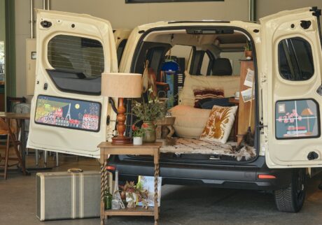 〈ルノー〉が提案する、自由な車の楽しみ方。車内空間を自在にアレンジできる、新型「グラン カングー」が登場。 | “遊べる空間”をコンセプトに生まれた「カングー」。室内空間がより広くなった新型「ルノー グランカングー」は、遊び方の選択肢も広げてくれる。