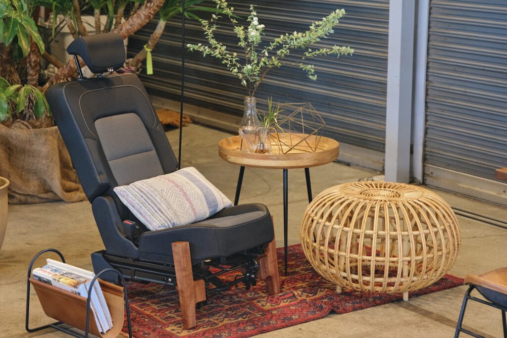 〈ルノー〉が提案する、自由な車の楽しみ方。多彩なアレンジが魅力の新型「グラン カングー」が登場。 | 会場の一角には、取り外したシートのリビングでの使い方を提案するスペースも。ファブリックとレザーが組み合わさったシートは、体に自然とフィットする座り心地。