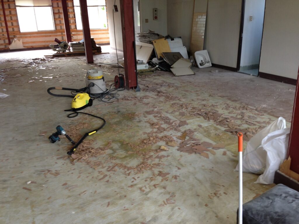 台所も風呂もない、3階建てのビルを買う。壮絶で孤独なDIYの物語のはじまり。写真と文：ねむようこ (漫画家) #1