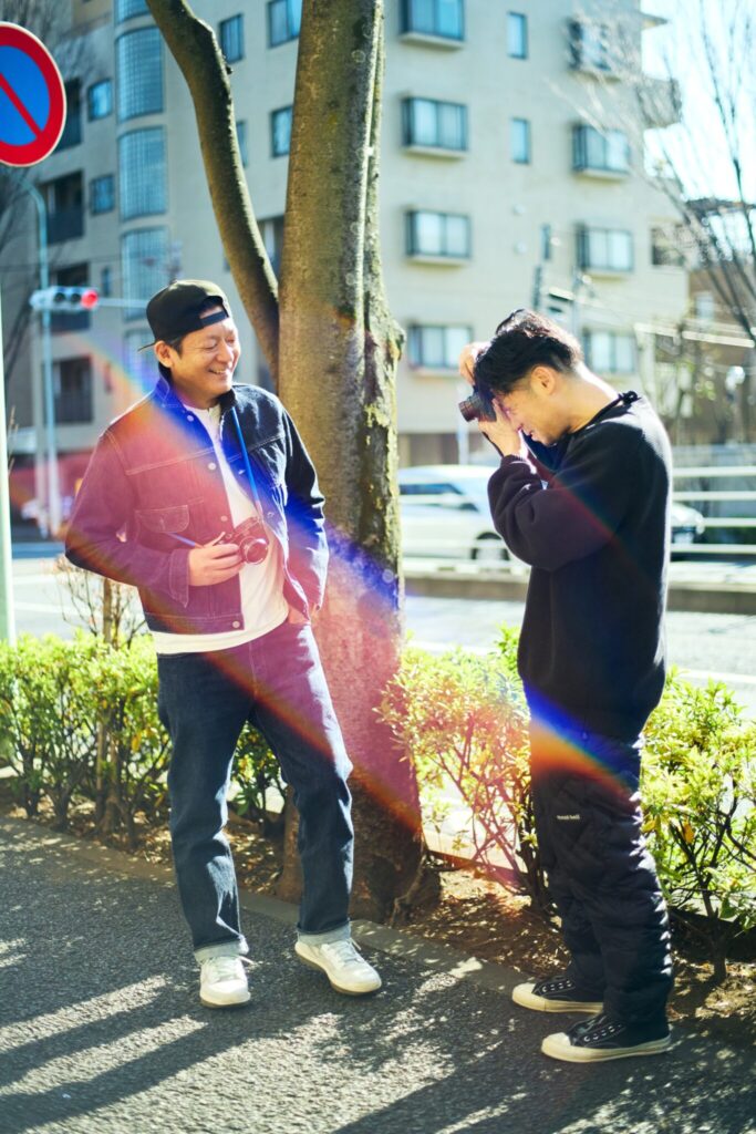 お互いを被写体に撮影会をはじめる谷尻誠さん (右) 、若木信吾さん (左) 。 | お互いを被写体に撮影会をはじめる谷尻誠さん（右）、若木信吾さん（左）。