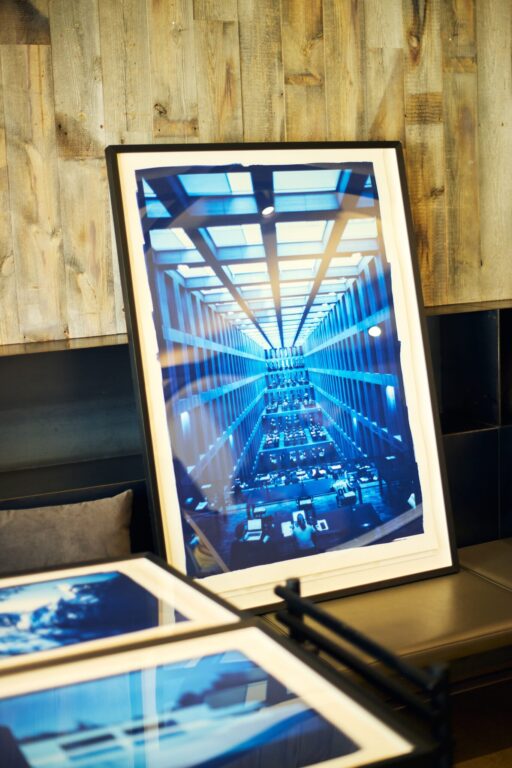 谷尻さんが撮影した建築写真。かつて建築図面で用いられていた青焼きと呼ばれる複写技法でプリントされている。