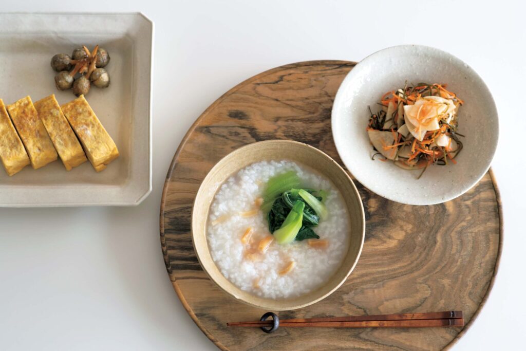 体をいたわる、干し貝柱のお粥。渡辺有子の料理教室3年目vol.1 | お正月、少々食べ疲れ気味の胃腸に嬉しいメニュー。出汁巻き玉子には、クワイの素揚げを添えて初春の喜びを。 体をいたわる、干し貝柱のお粥。渡辺有子の料理教室3年目vol.1