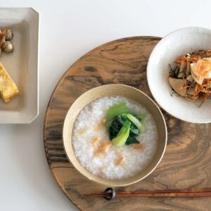 体をいたわる、干し貝柱のお粥。渡辺有子の料理教室3年目vol.1 | お正月、少々食べ疲れ気味の胃腸に嬉しいメニュー。出汁巻き玉子には、クワイの素揚げを添えて初春の喜びを。