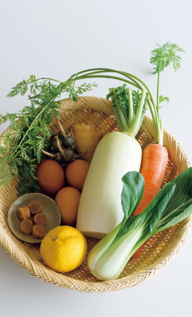 体をいたわる、干し貝柱のお粥。渡辺有子の料理教室3年目vol.1 | 冬の大根やニンジンはみずみずしく甘味が増しています。柚子やクワイなども取り入れ、この時季らしい、しみじみおいしい料理を。 体をいたわる、干し貝柱のお粥。渡辺有子の料理教室3年目vol.1