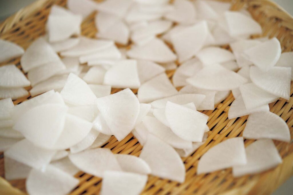 体をいたわる、干し貝柱のお粥。渡辺有子の料理教室3年目vol.1 | 立て塩に浸けた大根を盆ザルに広げ、そのまま冷蔵庫に入れて水気をきっておく。 体をいたわる、干し貝柱のお粥。渡辺有子の料理教室3年目vol.1 | 立て塩に浸けた大根を盆ザルに広げ、そのまま冷蔵庫に入れて水気をきっておく。