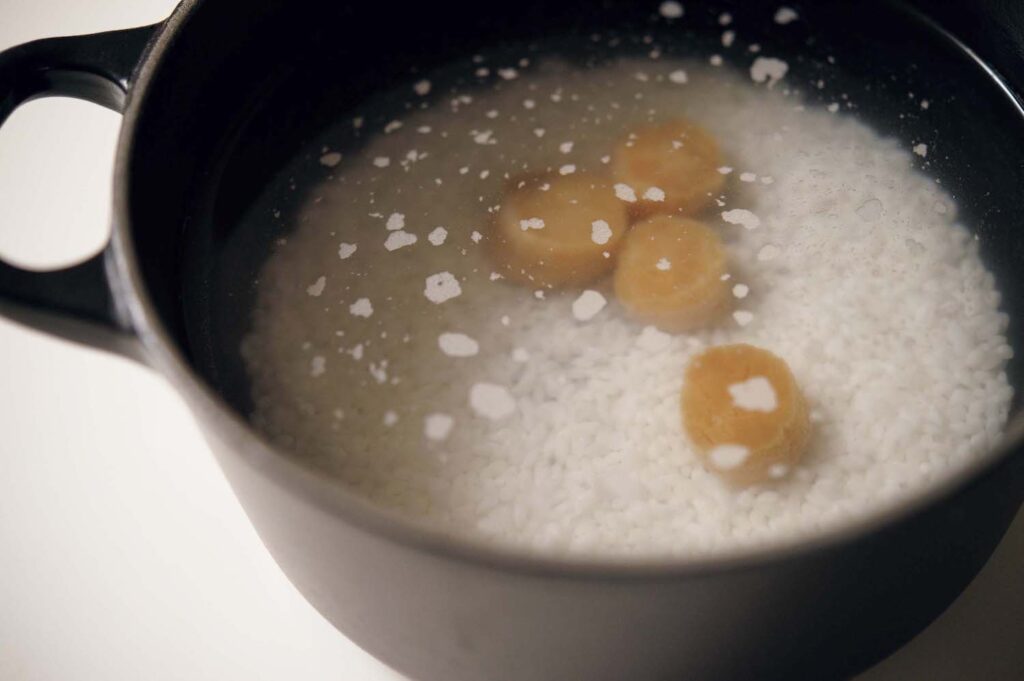 &CookingM_p006-053_献立編_06 | 鍋の中にザルあげした米、分量の水、干し貝柱を入れて、米を30分浸水させる。 &CookingM_p006-053_献立編_06 | 鍋の中にザルあげした米、分量の水、干し貝柱を入れて、米を30分浸水させる。