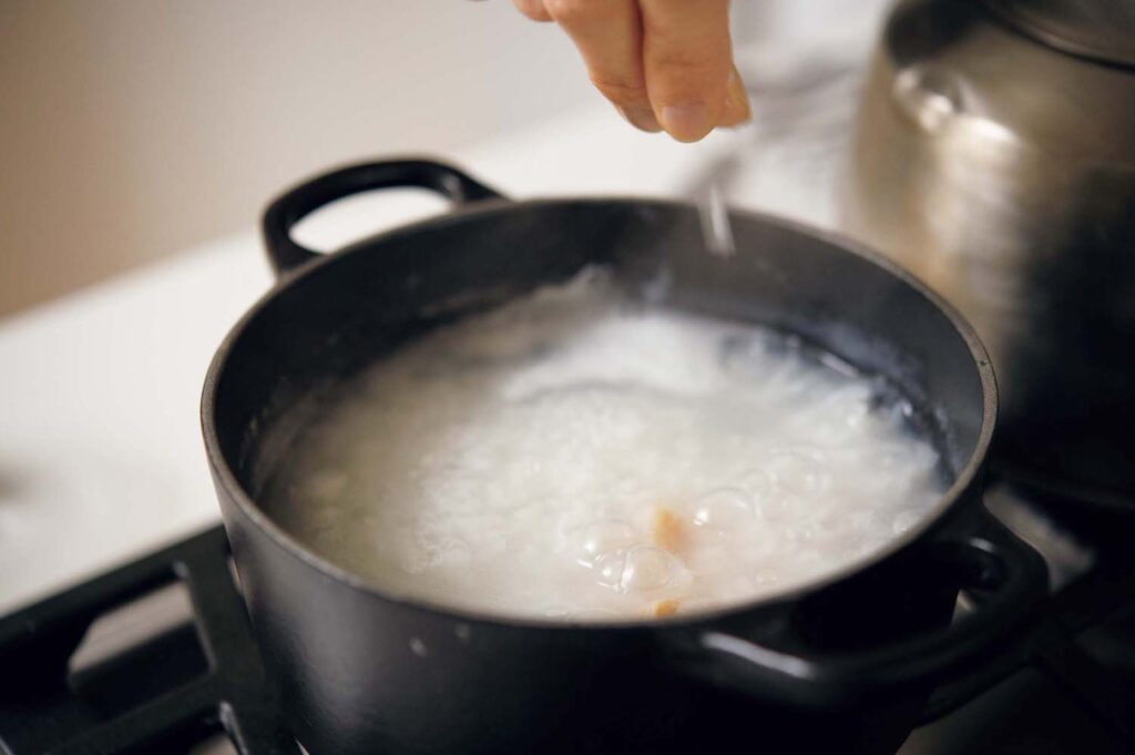 &CookingM_p006-053_献立編_07 | 鍋のフタをして強火にかけ、沸騰するまで触らないようし、塩で調味する。 &CookingM_p006-053_献立編_07 | 鍋のフタをして強火にかけ、沸騰するまで触らないようし、塩で調味する。