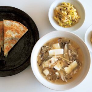 “香のもの”を生かした冬の中華。渡辺有子の料理教室3年目vol.2 | 薄餅は生地を薄くのばし、スープは具材を切り揃えることがコツ。「白菜は芯より葉がよく漬かるので、ご飯のお供、おつまみと分けて楽しんでも」