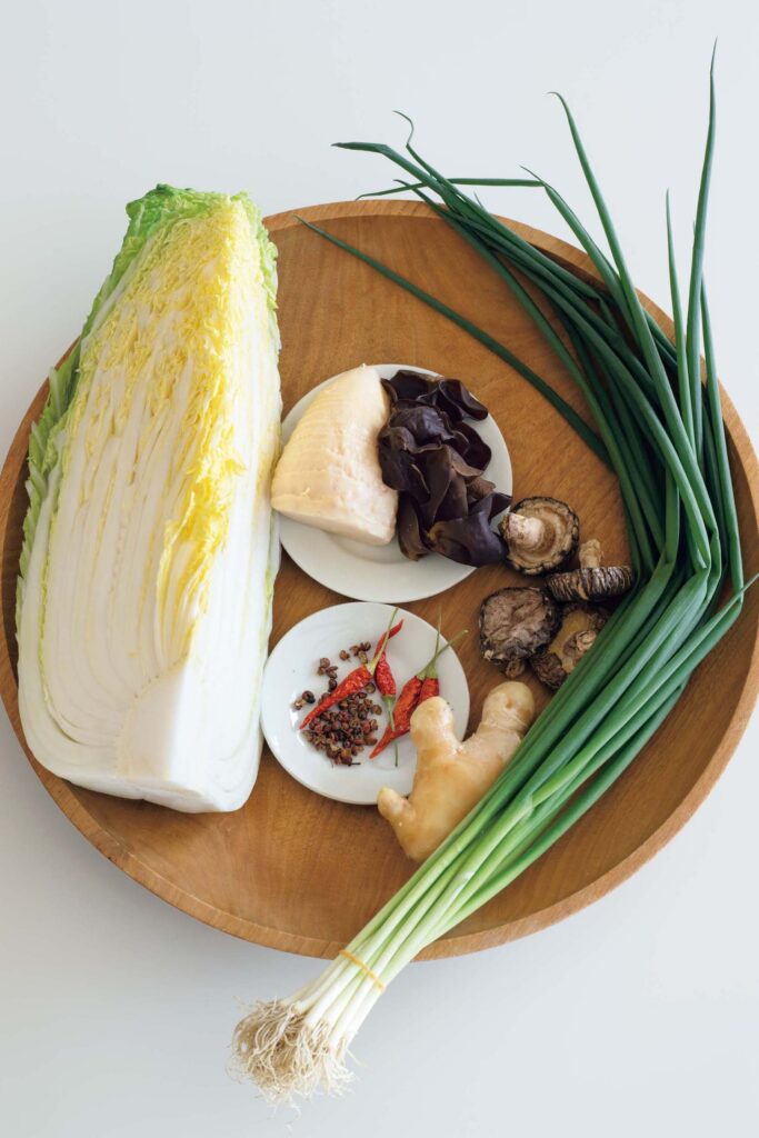 “香のもの”を生かした冬の中華。渡辺有子の料理教室3年目vol.2 | 甘味をしっかり蓄えた白菜は香り漬けに。万能ネギをたっぷり入れた薄餅、ショウガと干し椎茸で作る滋味深いスープで元気に。 "香のもの"を生かした冬の中華。渡辺有子の料理教室3年目vol.2