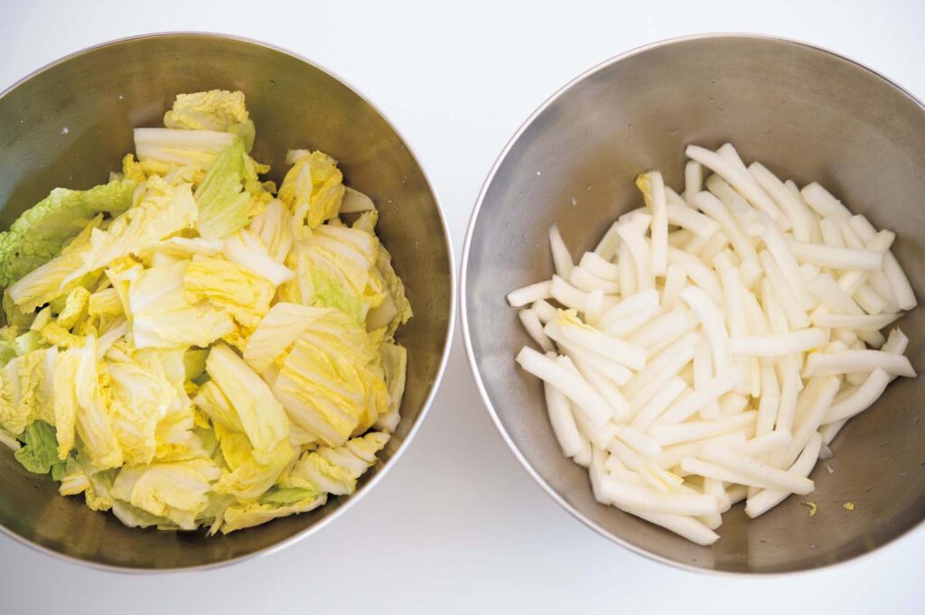 “香のもの”を生かした冬の中華。渡辺有子の料理教室3年目vol.2 | 白菜は葉と芯に分けてそれぞれ切り、塩をなじませ食感の違いを出す。 “香のもの”を生かした冬の中華。渡辺有子の料理教室3年目vol.2 | 白菜は葉と芯に分けてそれぞれ切り、塩をなじませ食感の違いを出す。