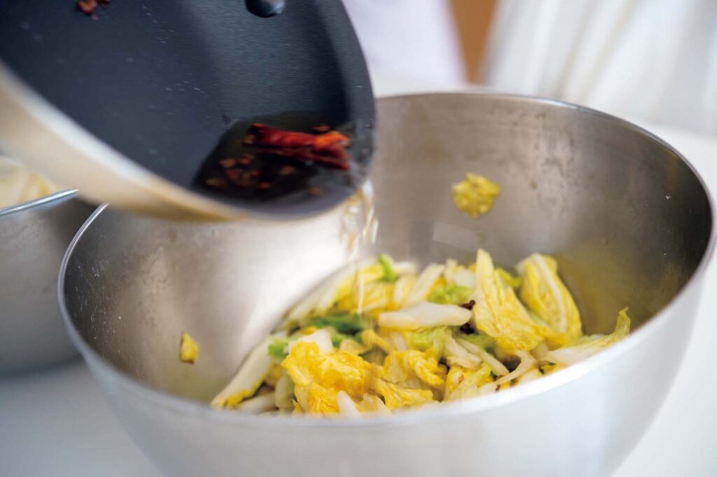 “香のもの”を生かした冬の中華。渡辺有子の料理教室3年目vol.2 | 熱々の胡麻油をまわしかけると、味のなじみがよくなる。 “香のもの”を生かした冬の中華。渡辺有子の料理教室3年目vol.2 | 熱々の胡麻油をまわしかけると、味のなじみがよくなる。