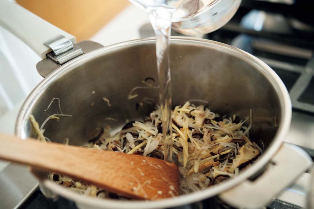 “香のもの”を生かした冬の中華。渡辺有子の料理教室3年目vol.2 | 具材をしっかり炒めた後に湯を注ぐことで、それぞれの旨味を十分に引き出す。 “香のもの”を生かした冬の中華。渡辺有子の料理教室3年目vol.2 | 具材をしっかり炒めた後に湯を注ぐことで、それぞれの旨味を十分に引き出す。