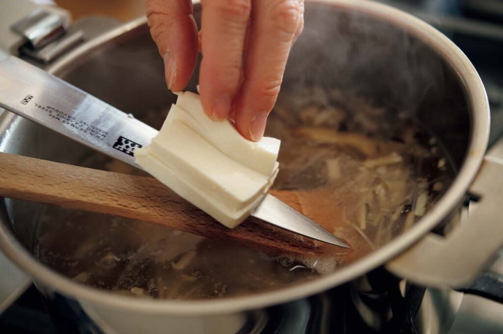 “香のもの”を生かした冬の中華。渡辺有子の料理教室3年目vol.2 | 薄切りにした絹豆腐は崩れやすいので、最後に加えてさっと温める。 “香のもの”を生かした冬の中華。渡辺有子の料理教室3年目vol.2 | 薄切りにした絹豆腐は崩れやすいので、最後に加えてさっと温める。