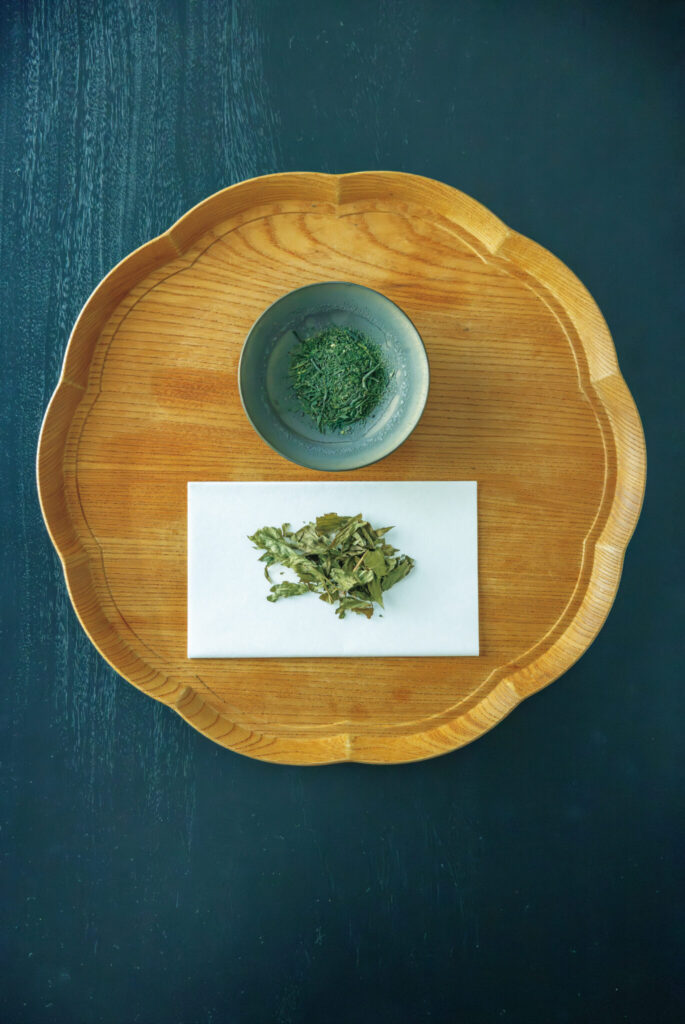 コースのトップの「始まりのお茶」は、静岡・梅ヶ島の清涼感のある煎茶に、秋の七草の藤袴の葉を乾燥させたものと合わせて。桜の葉のような香り。東京・立川の隠れ家茶房『ときと』で、時を忘れて和のティータイムを。 | コースのトップの「始まりのお茶」は、静岡・梅ヶ島の清涼感のある煎茶に、秋の七草の藤袴の葉を乾燥させたものと合わせて。桜の葉のような香り。