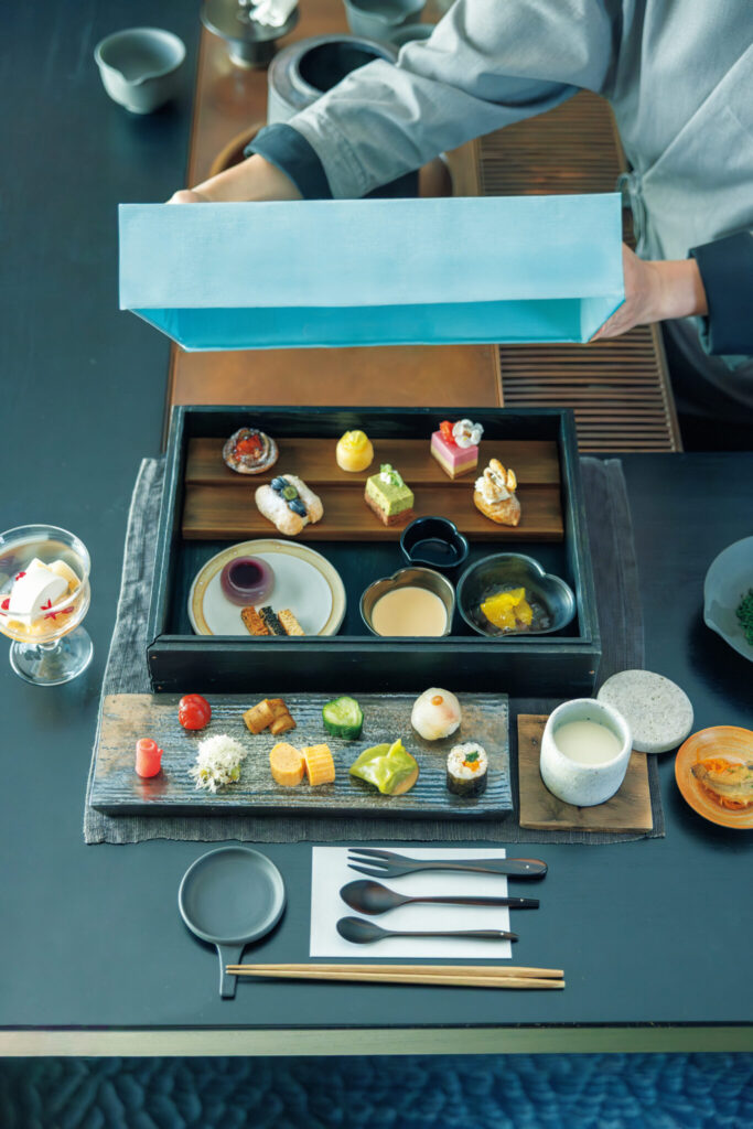 これが「茶請箱」。季節ごとに替わるが、セイボリーは寿司や雲呑、南蛮漬けや季節の漬物、すり流しを含む11種、スイーツは、レモンケーキ、アールグレイとあかももムース、ココナツパンナコッタと桃のグラスを含む11種類。東京・立川の隠れ家茶房『ときと』で、時を忘れて和のティータイムを。 | これが「茶請箱」。季節ごとに替わるが、セイボリーは寿司や雲呑、南蛮漬けや季節の漬物、すり流しを含む11種、スイーツは、レモンケーキ、アールグレイとあかももムース、ココナツパンナコッタと桃のグラスを含む11種類。