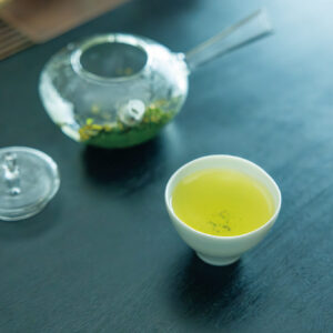 東京・立川の隠れ家茶房『ときと』で、時を忘れて和のティータイムを。「始まりのお茶」は秋の気配を感じさせてくれる、爽やかな一杯。桜餅の香りとして知られるクマリンが香る。 | 「始まりのお茶」は秋の気配を感じさせてくれる、爽やかな一杯。桜餅の香りとして知られるクマリンが香る。