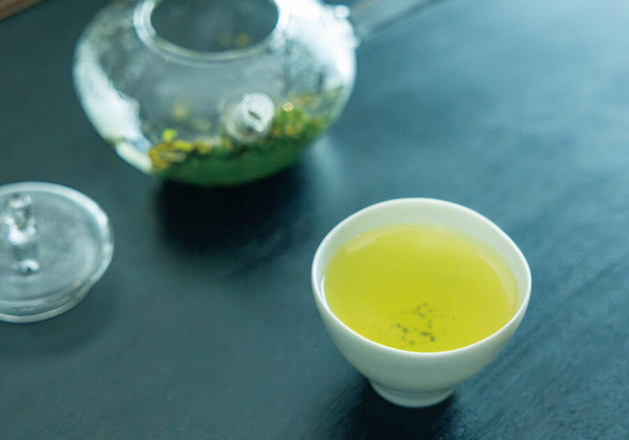 東京・立川の隠れ家茶房『ときと』で、時を忘れて和のティータイムを。「始まりのお茶」は秋の気配を感じさせてくれる、爽やかな一杯。桜餅の香りとして知られるクマリンが香る。 | 「始まりのお茶」は秋の気配を感じさせてくれる、爽やかな一杯。桜餅の香りとして知られるクマリンが香る。