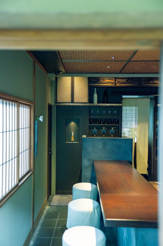 東京・立川の隠れ家茶房『ときと』で、時を忘れて和のティータイムを。茶房の手前のバー。 | 茶房の手前のバー。