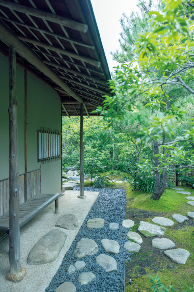 東京・立川の隠れ家茶房『ときと』で、時を忘れて和のティータイムを。にじり口もある本格的な茶室もあり。こちらは待合。茶事の和菓子は、食房のデザートと同じく、ペストリーシェフが担当するという。 | にじり口もある本格的な茶室もあり。こちらは待合。茶事の和菓子は、食房のデザートと同じく、ペストリーシェフが担当するという。